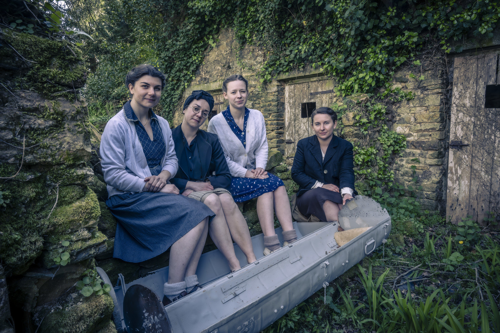 19450501-les-soeurs-pondard-posant-dans-un-container-de-la-drop-zone-de-saint-marcel.jpg