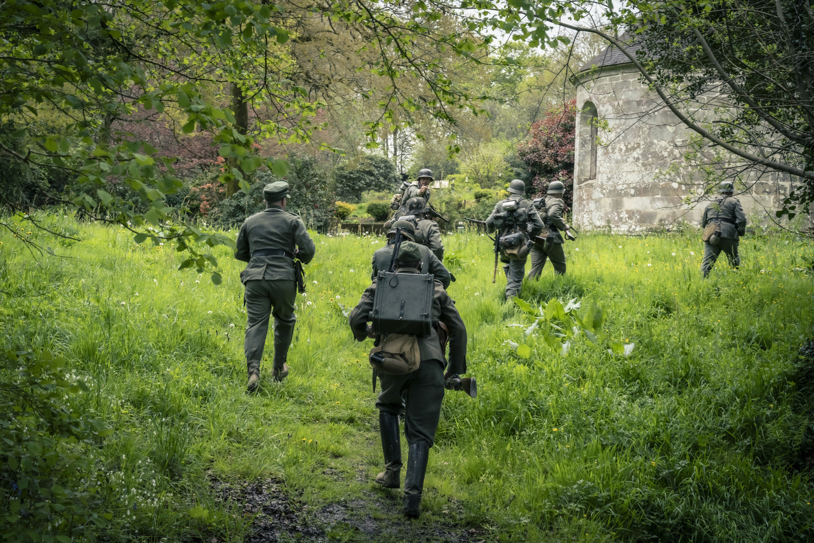 19440622-allemands-encerclant-une-chapelle.jpg