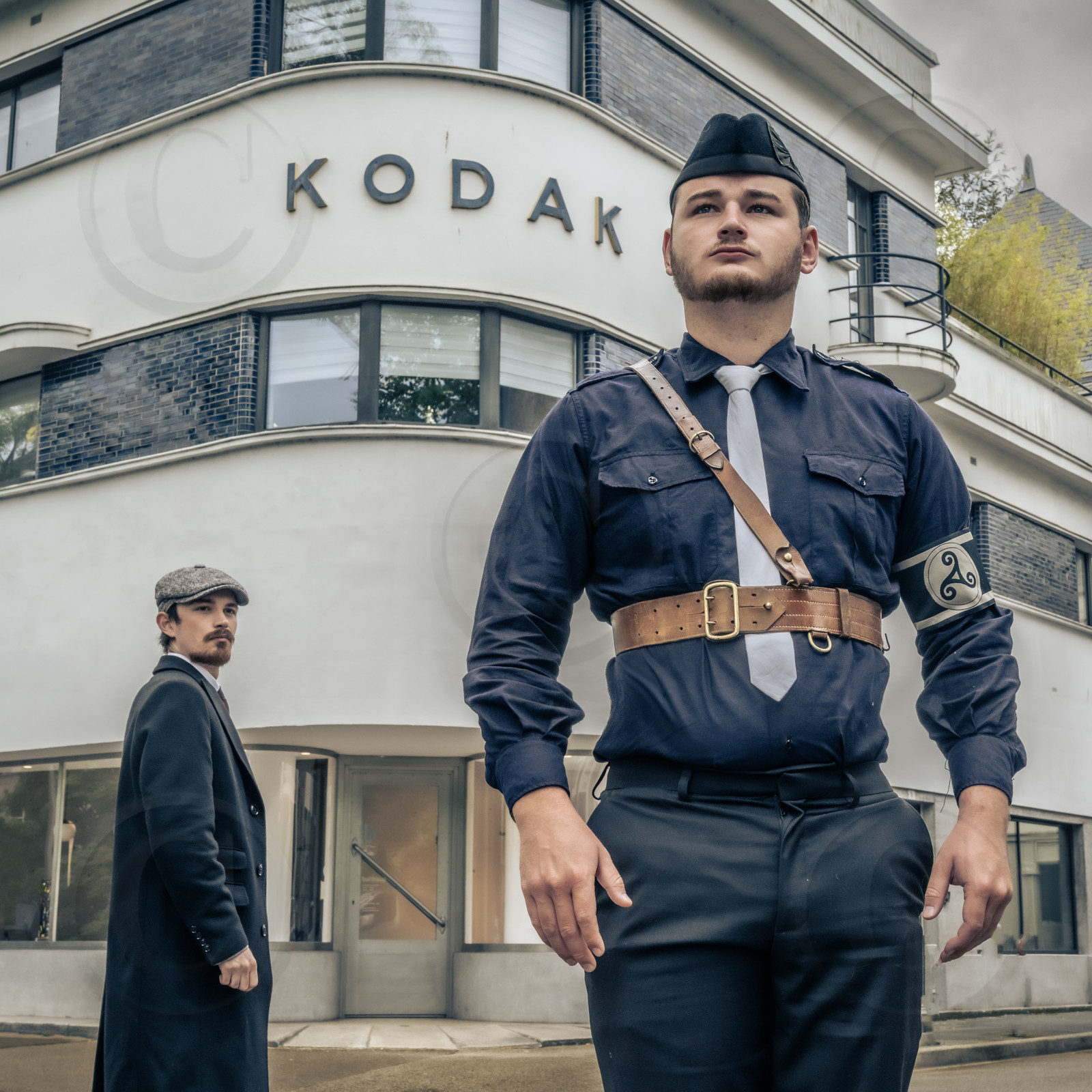 19411210-un-bagadou-stourm-revient-du-congres-du-pnb-de-quimper-il-passe-devant-la-ty-kodak-construite-par-olier-mordrel.jpg 19411210-un-bagadou-stourm-revient-du-congres-du-pnb-de-quimper-il-passe-devant-la-ty-kodak-construite-par-olier-mordrel.jpg