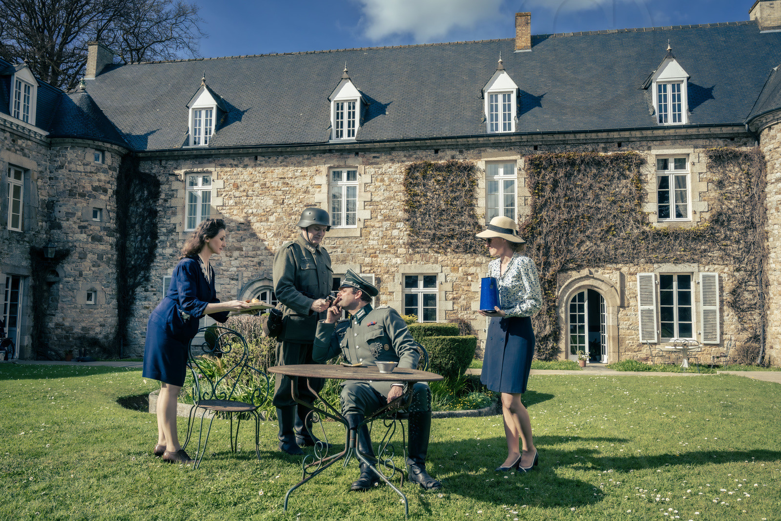 19430510-un-officier-allemand-prend-le-the-a-bourblanc-alors-que-des-aviateurs-allies-y-sont-caches.jpg 19430510-un-officier-allemand-prend-le-the-a-bourblanc-alors-que-des-aviateurs-allies-y-sont-caches.jpg