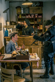 19440710-la-milice-pille-et-menace-un-homme-soupconne-de-marche-noir.jpg