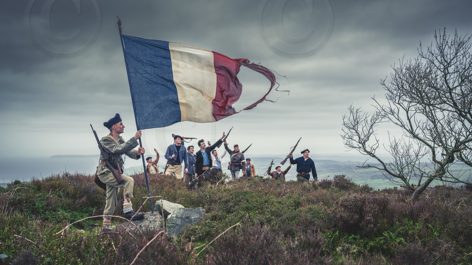 19440901-les-ftp-plantent-le-drapeau-francais-sur-le-menez-hom.jpg