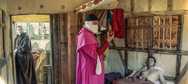 1349 – Un médecin accompagné de Santig Du, au chevet d’un pestiféré.