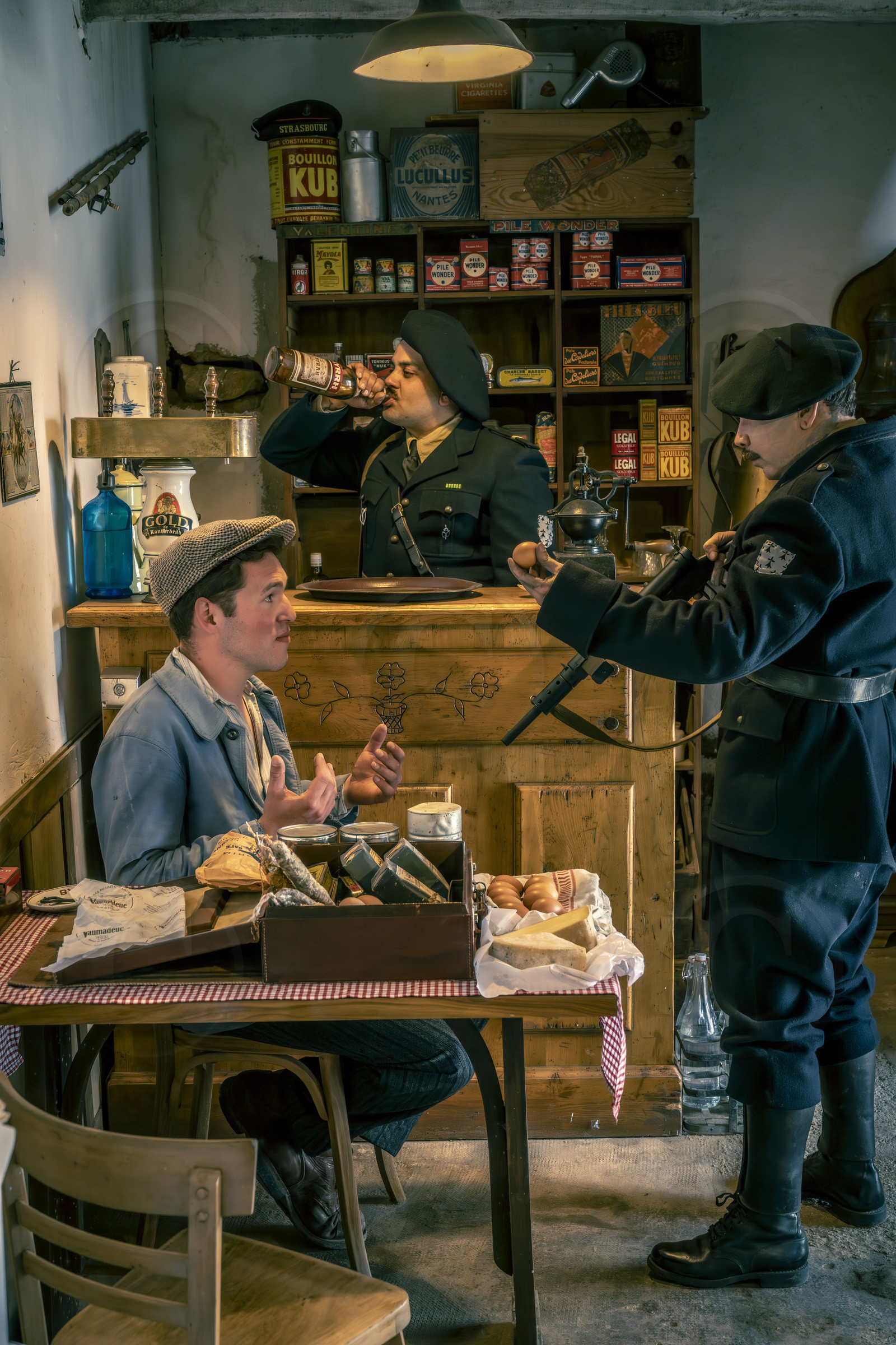 19440710-la-milice-pille-et-menace-un-homme-soupconne-de-marche-noir.jpg